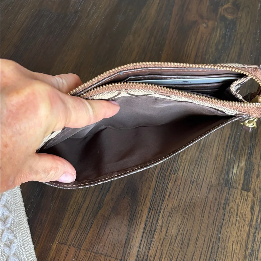 Coach Signature strip Zippy Wallet/Wristlet NEVER USED! - Picture 5 of 14